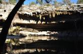 A bela Hamilton Pool, uma piscina natural entre um grande rochedo, perto de Austin, capital do Texas, nos Estados Unidos